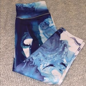 Athleta limited edition Fiji print capri leggings